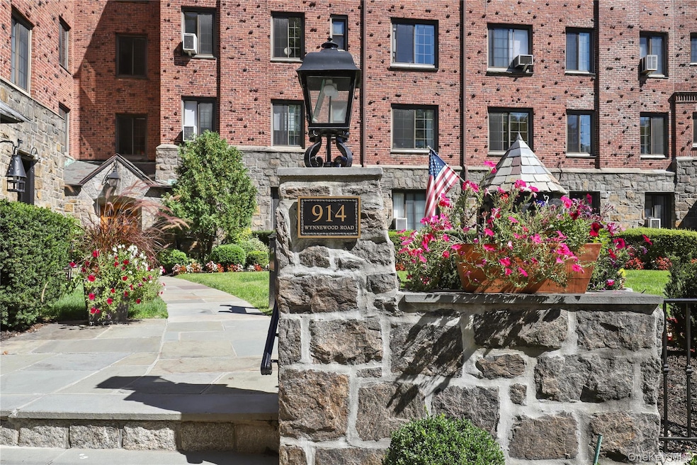 The Fairways unit 1B, Pelham, NY 10803 - photo 1