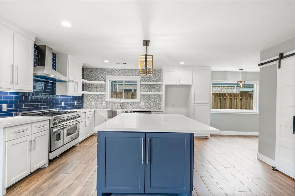 10215 Inwood Dr, Houston, TX 77042 - photo 1