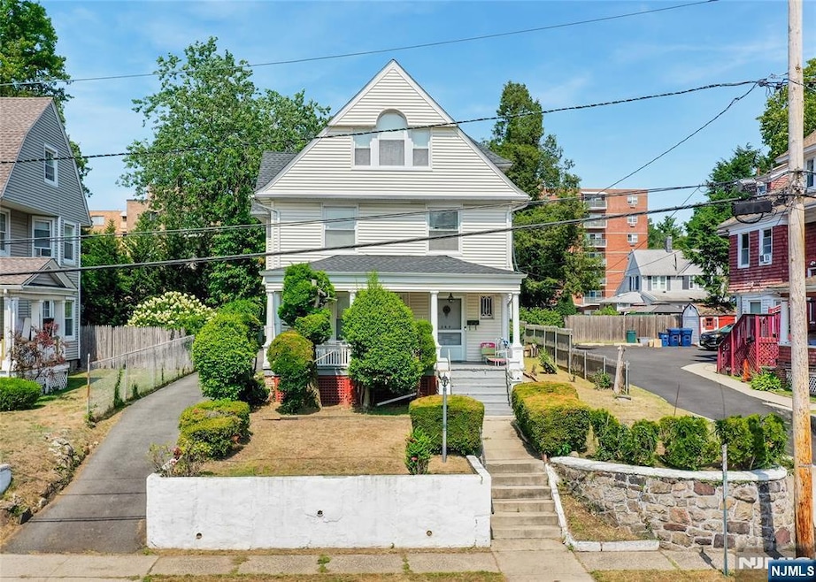 240 Hamilton Place, Hackensack, NJ 07601 - photo 1