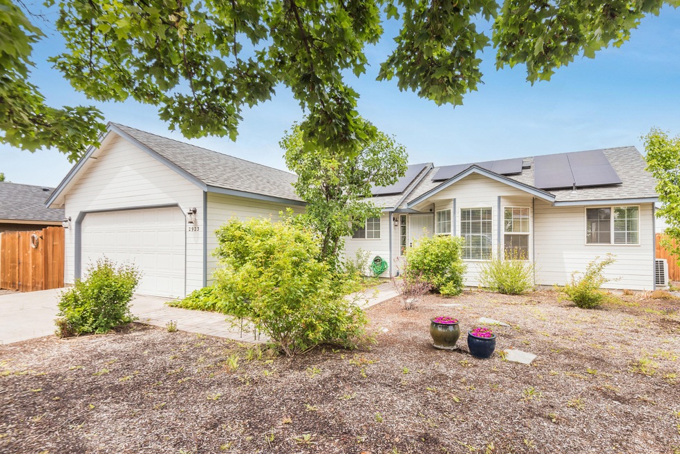 2923 SW Reindeer Ave, Redmond, OR 97756 - photo 1