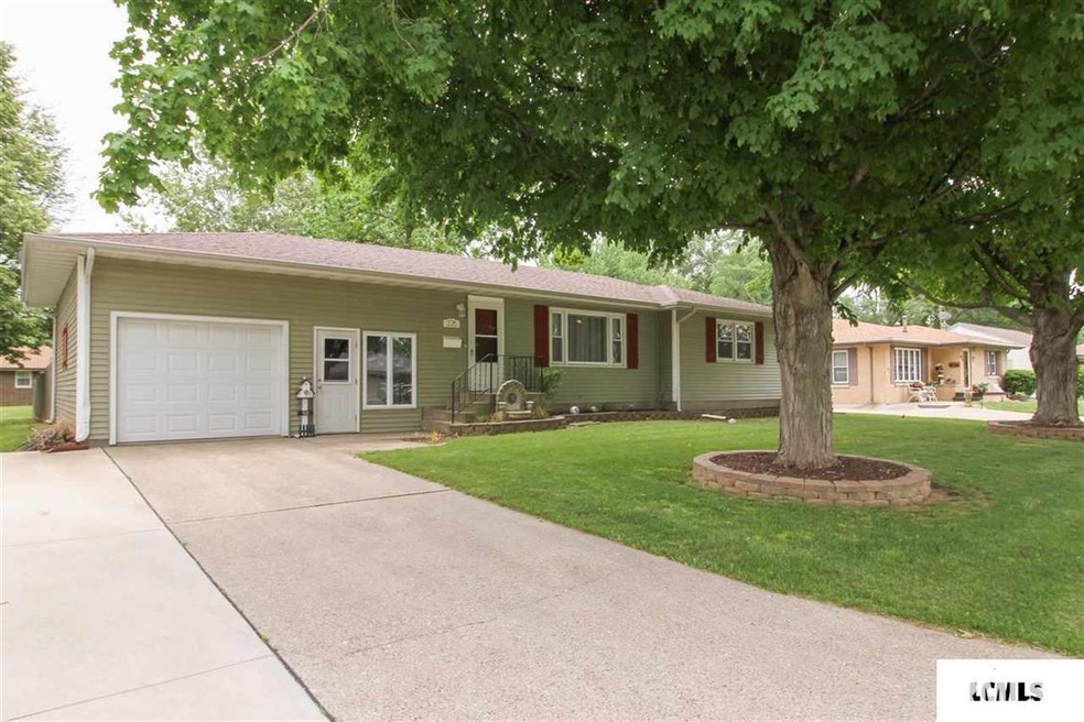 225 Regent St, Lincoln, IL 62656 - photo 1