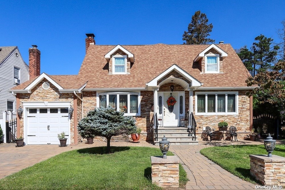 220 Evelyn Rd, Mineola, NY 11501 - photo 1