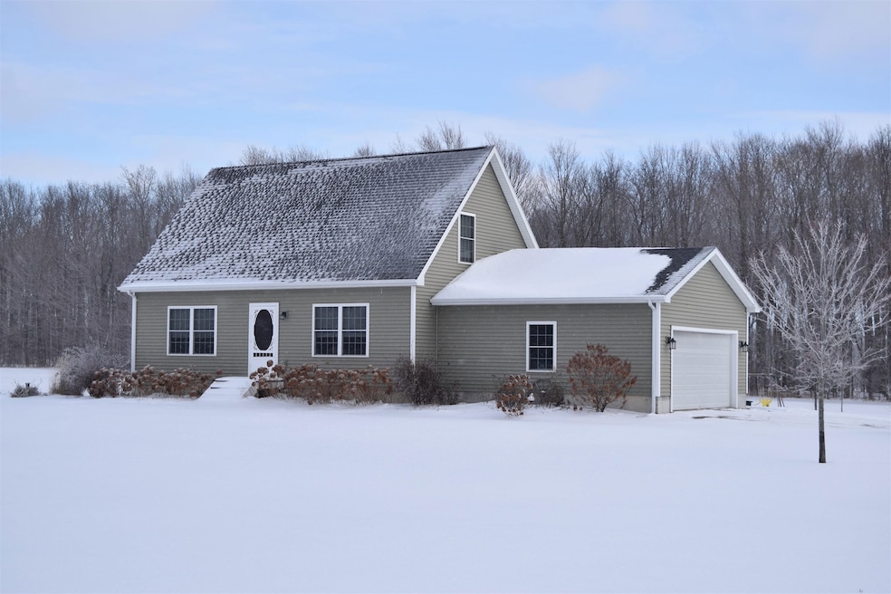 86 Reynolds Rd, Grand Isle, VT 05458 - photo 1