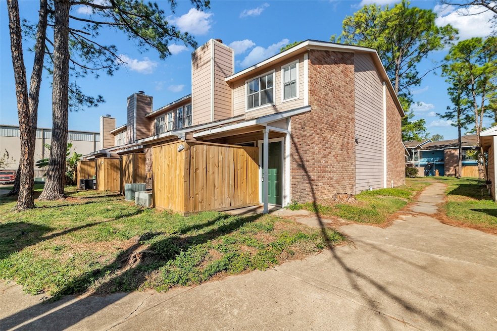7402 Alabonson Rd unit 301, Houston, TX 77088 - photo 1