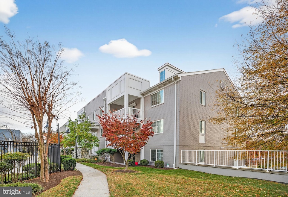 4163 S Four Mile Run Dr unit 301, Arlington, VA 22204 - photo 1