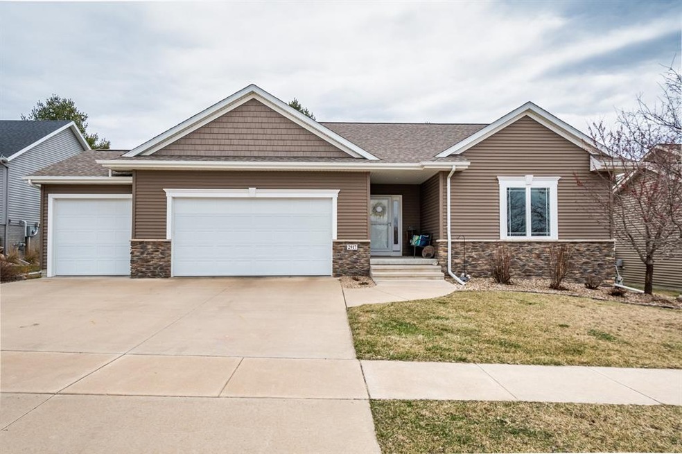 2917 Caspian Rd, Hiawatha, IA 52233 - photo 1