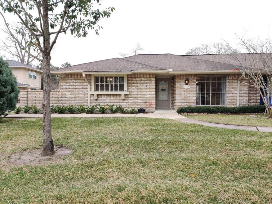 17121 Blackhawk Blvd, Friendswood, TX 77546 - photo 1