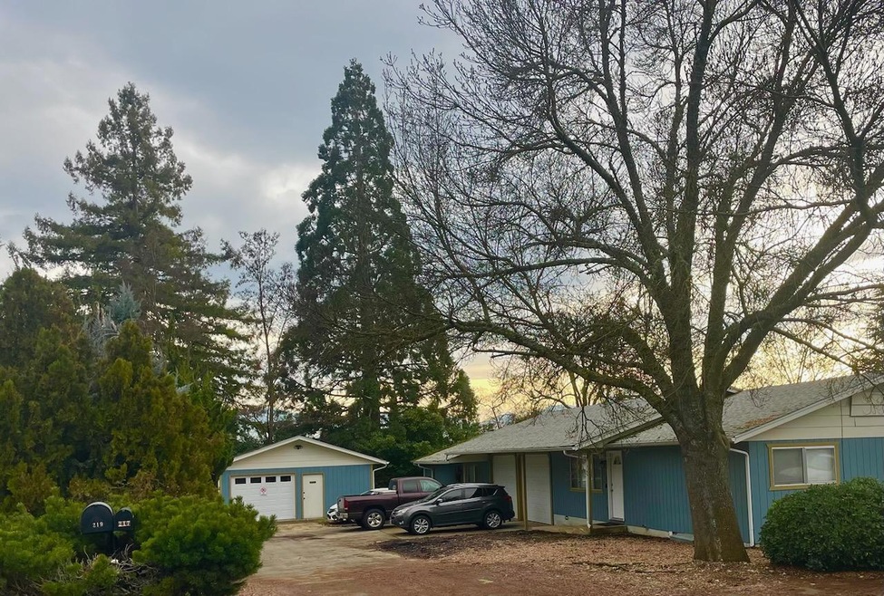 217 NE Savage St, Grants Pass, OR 97526 - photo 1