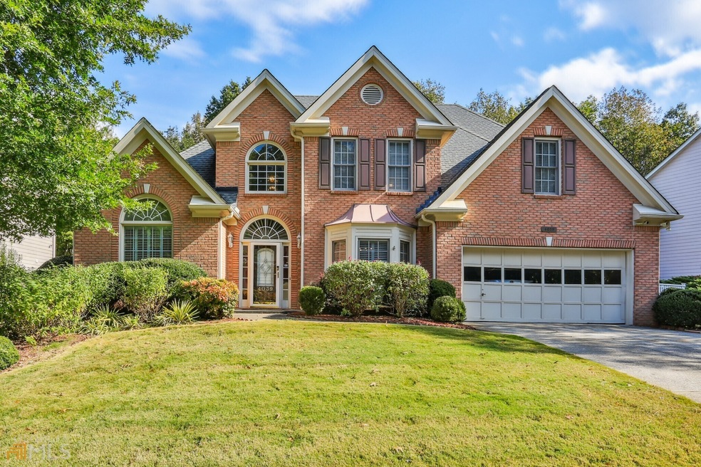 Bright & Spacious Interiors Meet Prime Backyard Li