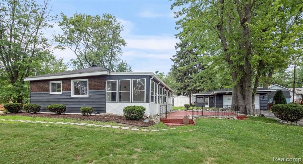 3815 Edgecrest St, West Bloomfield, MI 48324 - photo 1