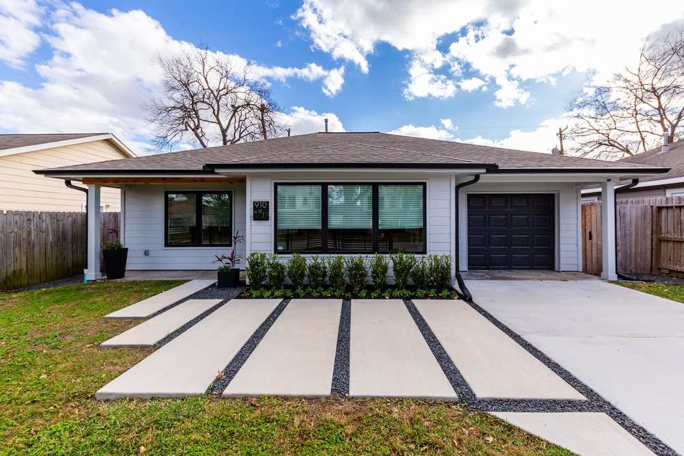 910 Algregg St, Houston, TX 77009 - photo 1