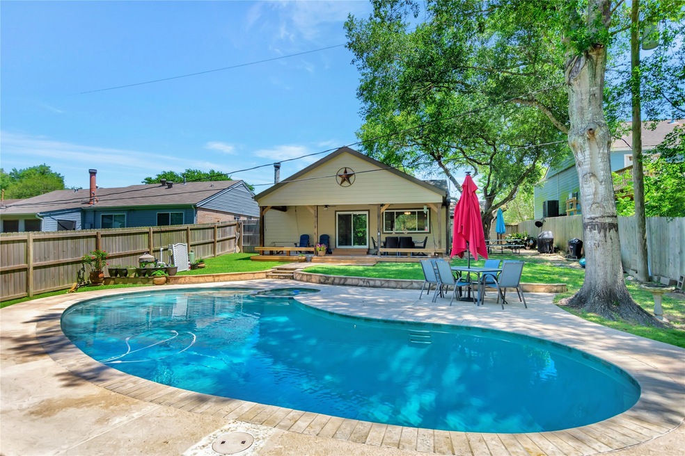 16630 Oxnard Ln, Friendswood, TX 77546 - photo 1