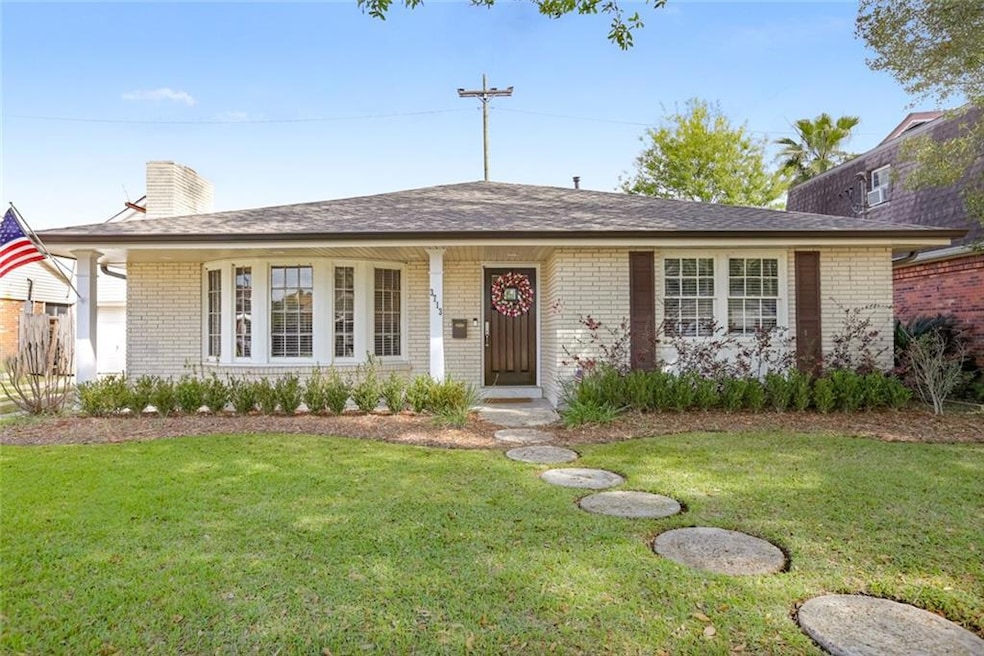 Brick home in convenient Metairie location, betwee