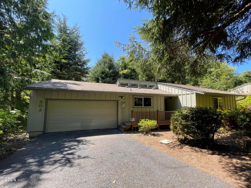Detached Condominium 202 SW The Pines Dr