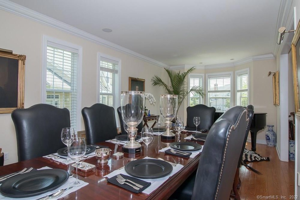 Huge dining room area, perfect for entertaining, a