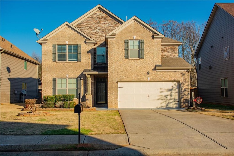 View of front property featuring a front yard and 