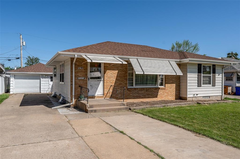 2130 Williams Blvd SW, Cedar Rapids, IA 52404 - photo 1