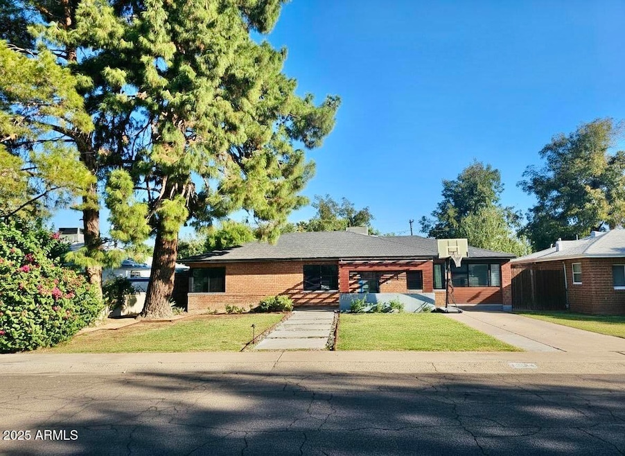 FrontView - 1520 W Berridge Ln 2