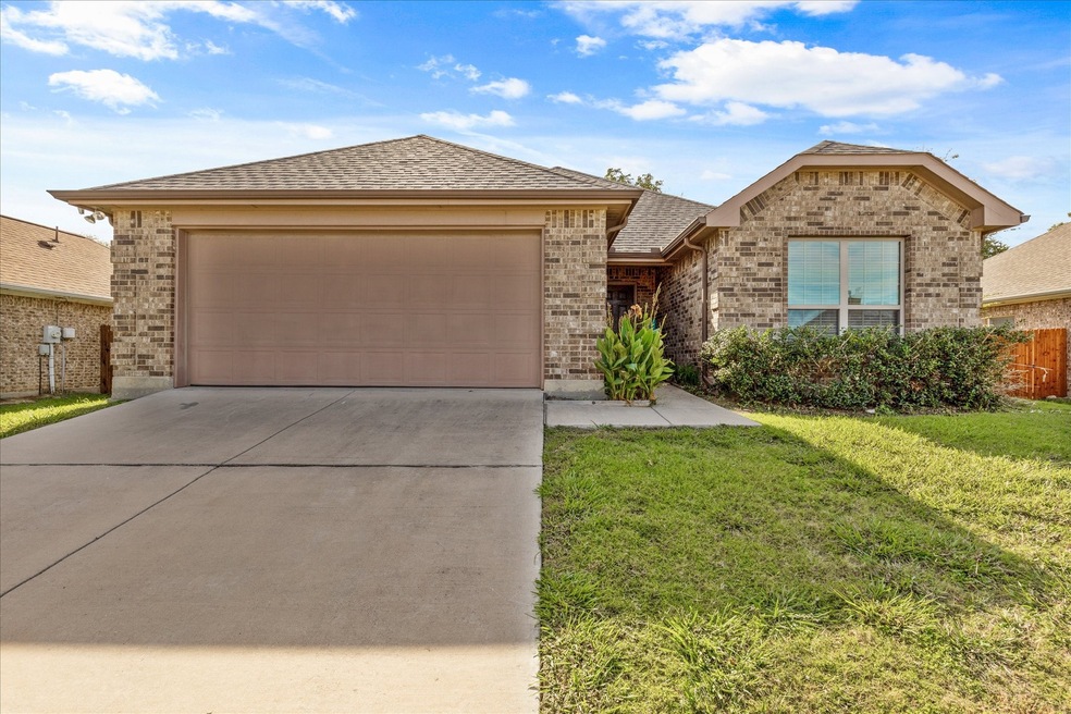 713 Oakmont Dr, Ennis, TX 75119 - photo 1