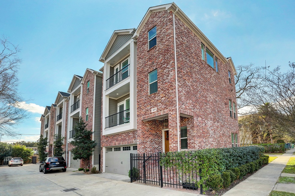 [4011 Lanark-A]  Welcome home to this perfectly lo