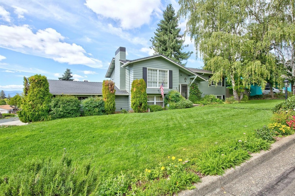 504 NE Royal Dr, Grants Pass, OR 97526 - photo 1