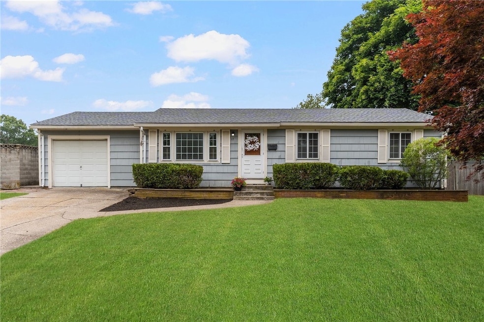 17 Bowman Dr, Warwick, RI 02889 - photo 1