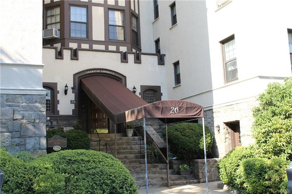 26 Pondfield Rd W unit 3A, Bronxville, NY 10708 - photo 1