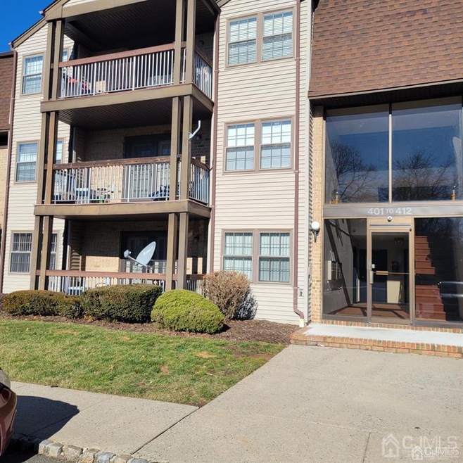 405 Newport Ct, Fords, NJ 08863 - photo 1