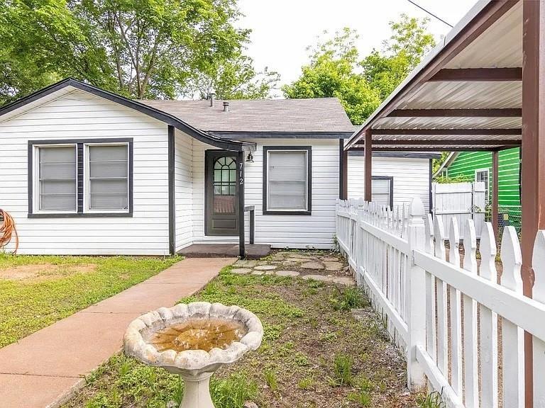 712 Jameson St, Weatherford, TX 76086 - photo 1