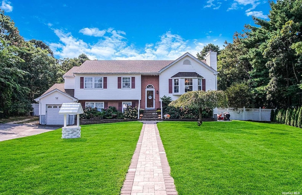 4 Kross Ct, Medford, NY 11763 - photo 1