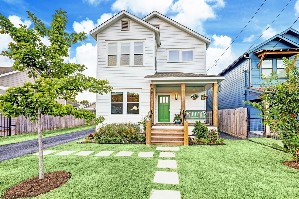 907 Moody St, Houston, TX 77009 - photo 1