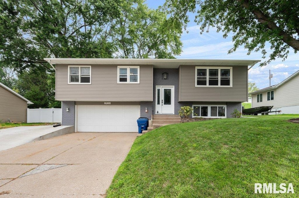 2426 W 44th St, Davenport, IA 52806 - photo 1