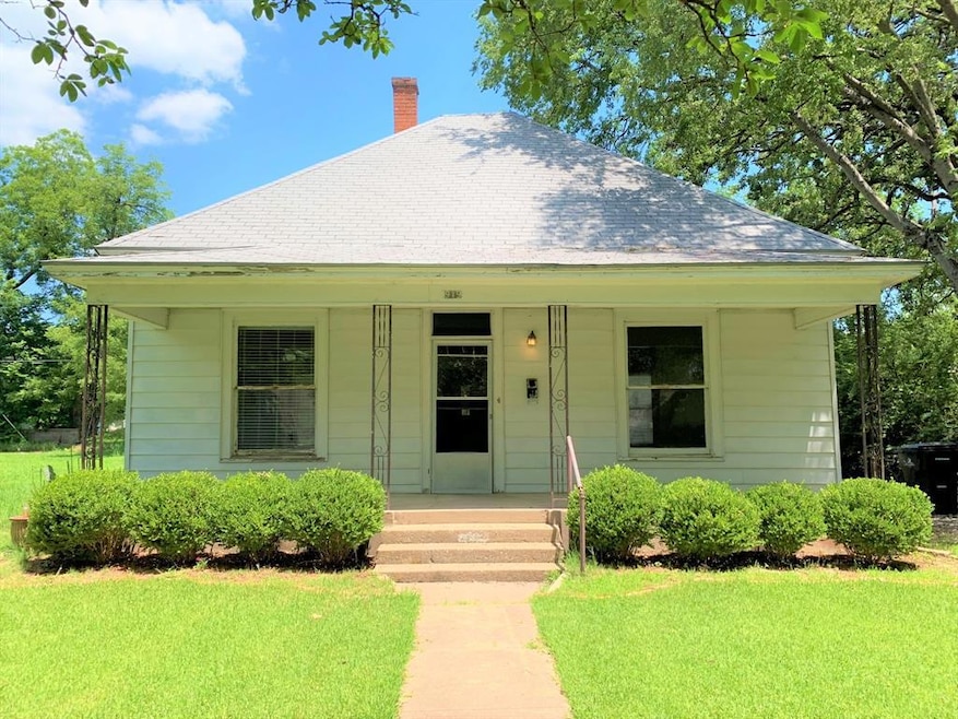 919 W Chestnut St, Denison, TX 75020 - photo 1