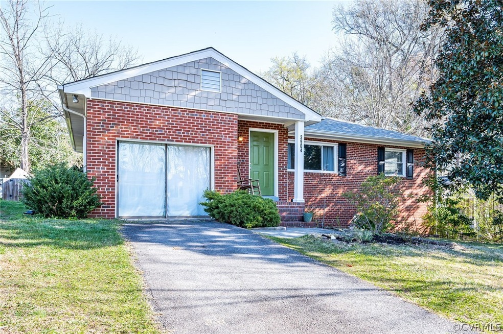 View of front facade with a front yard