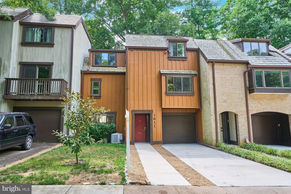 1611 Park Overlook Dr, Reston, VA 20190 - photo 1