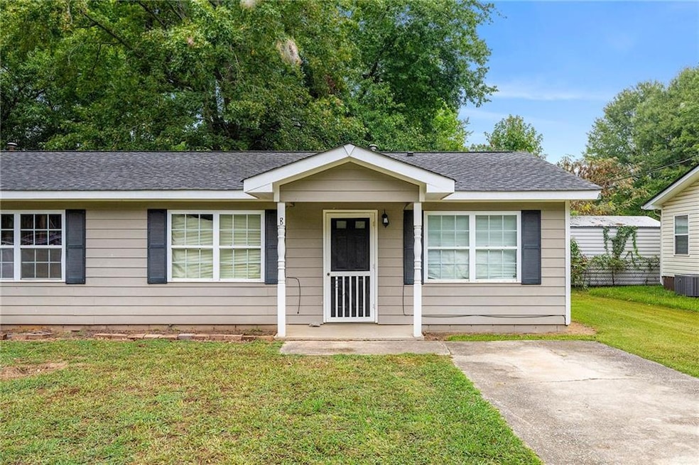 View of front of house featuring a front yard and 