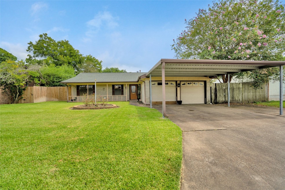 1009 Stadium Dr, Alvin, TX 77511 - photo 1