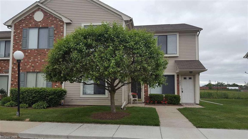 30547 Hidden Pines Ln, Roseville, MI 48066 - photo 1