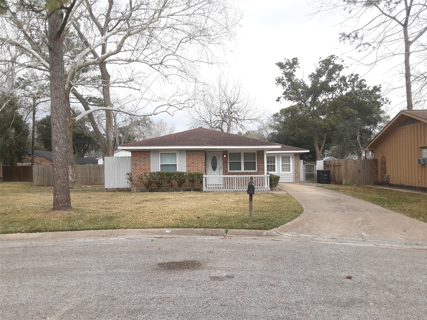 301 Cypress St, Alvin, TX 77511 - photo 1