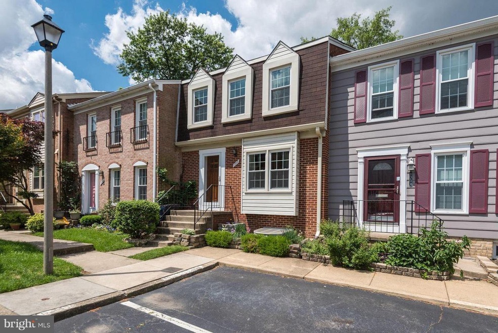 1332 Chetworth Ct, Alexandria, VA 22314 - photo 1