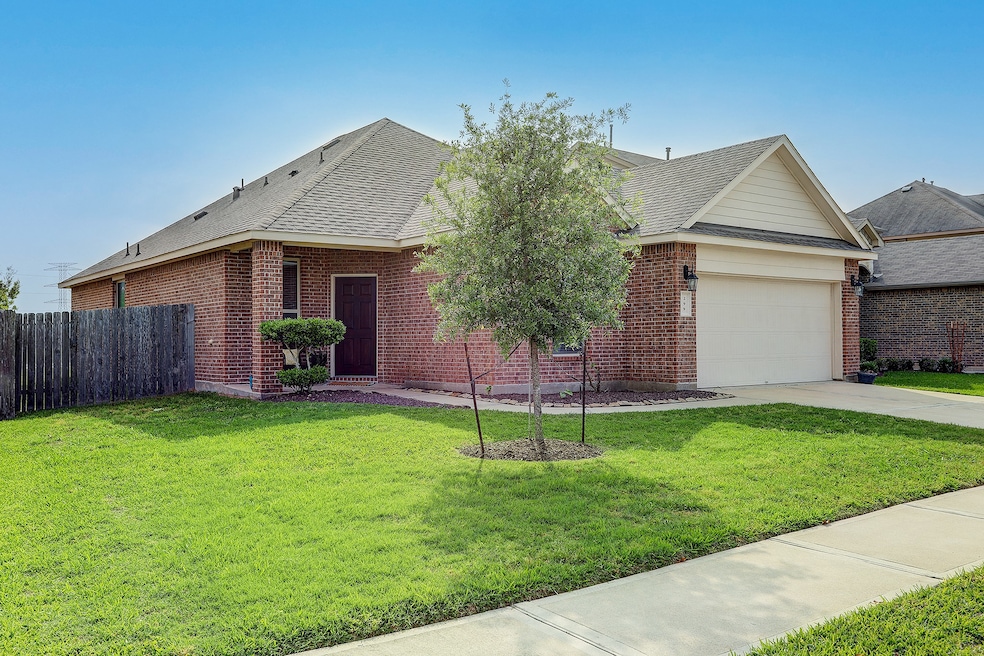 299 Kendall Crest Dr, Alvin, TX 77511 - photo 1