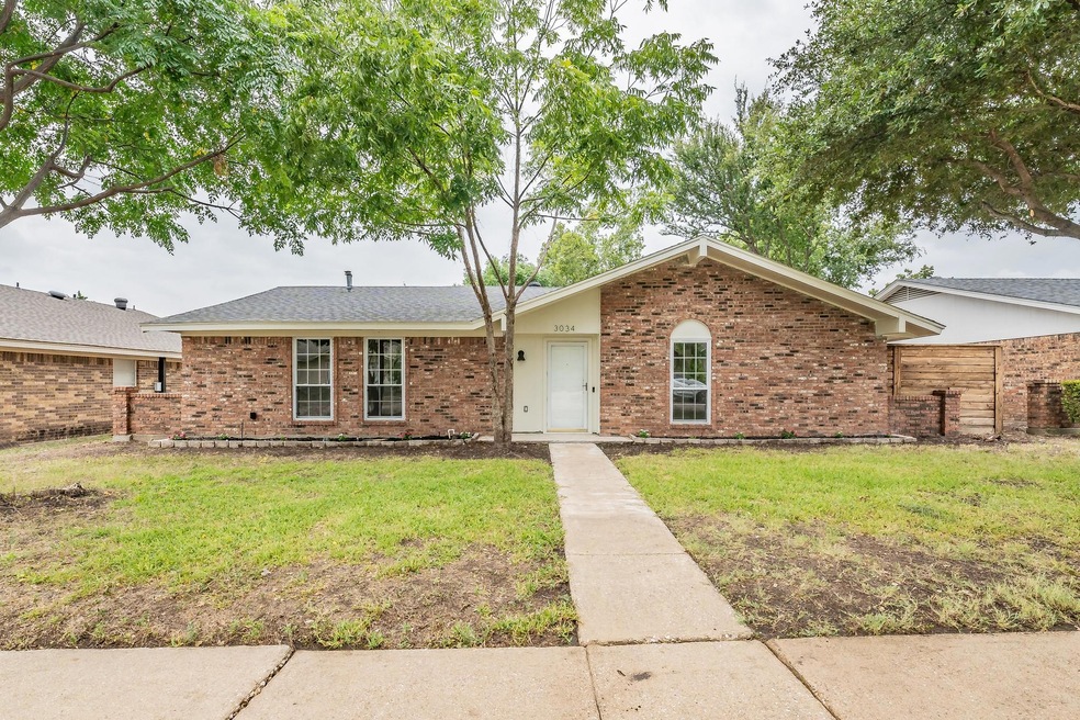 Ranch-style house with a front yard