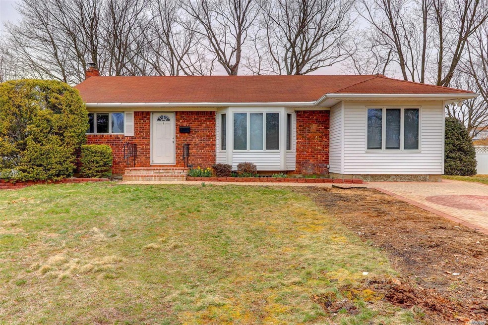 1 Ashlon Ln, ComMacK, NY 11725 - photo 1