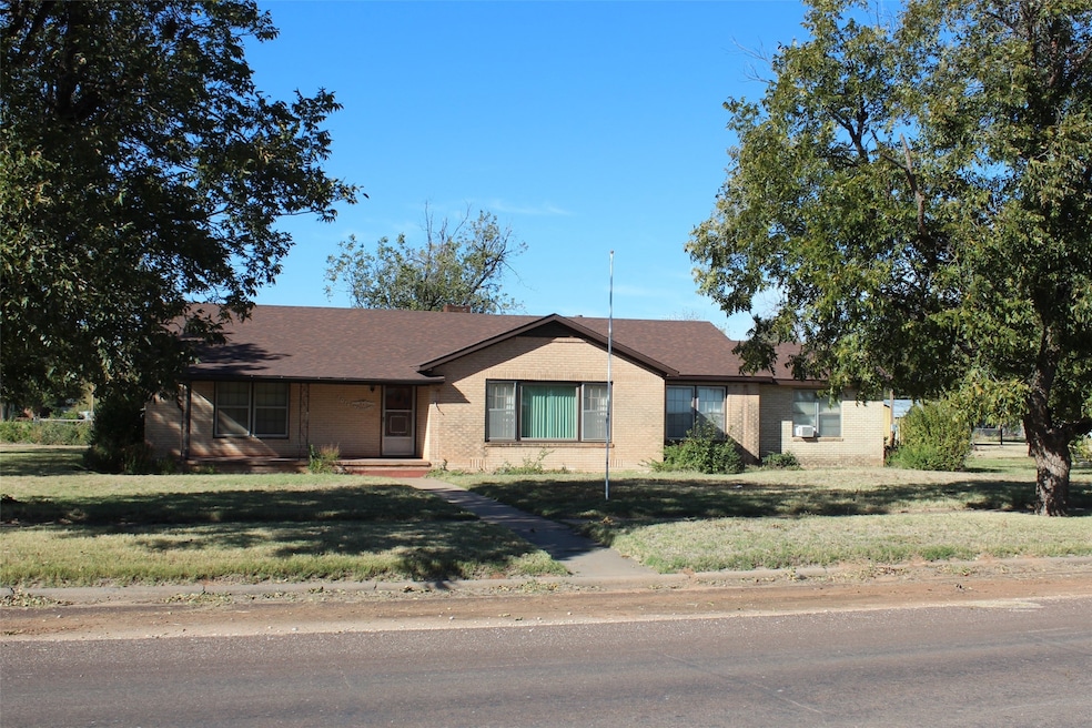 1011 N Munday Ave, Munday, TX 76371 - photo 1