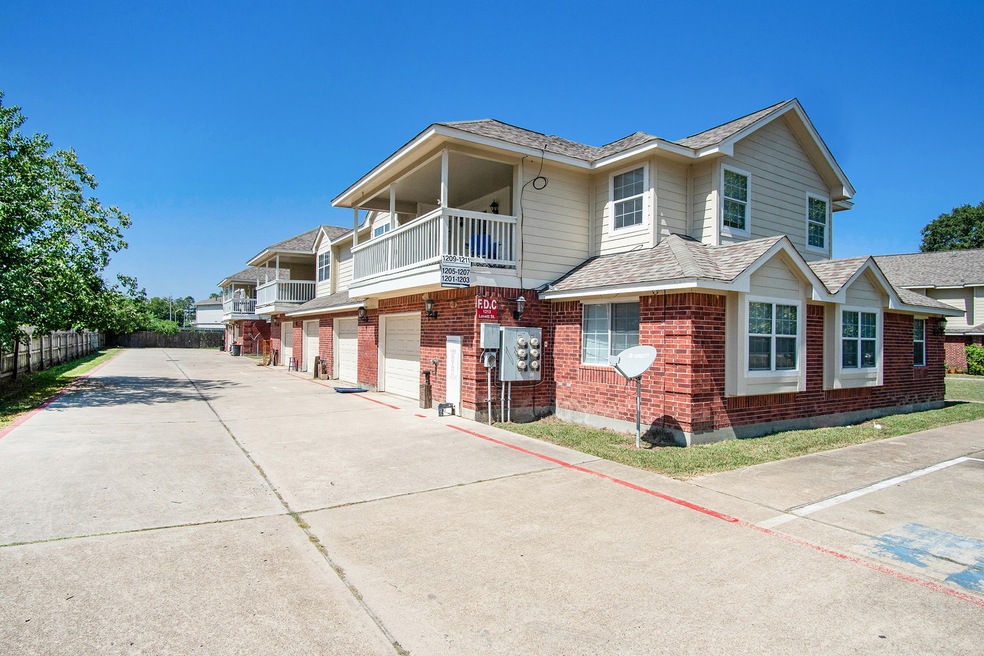 1233 Lovett St unit 1205, Tomball, TX 77375 - photo 1