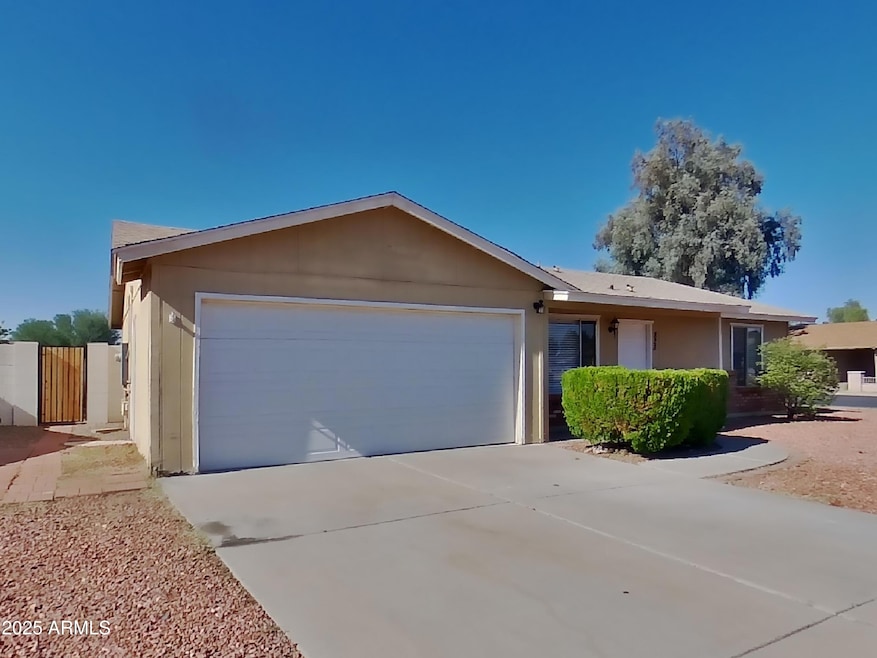828 N Pine Ct, Gilbert, AZ 85233 - photo 1