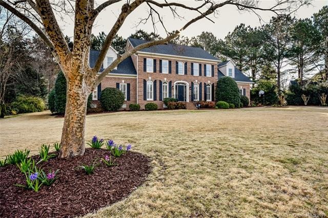 Stately and traditional home in an ideal River Run