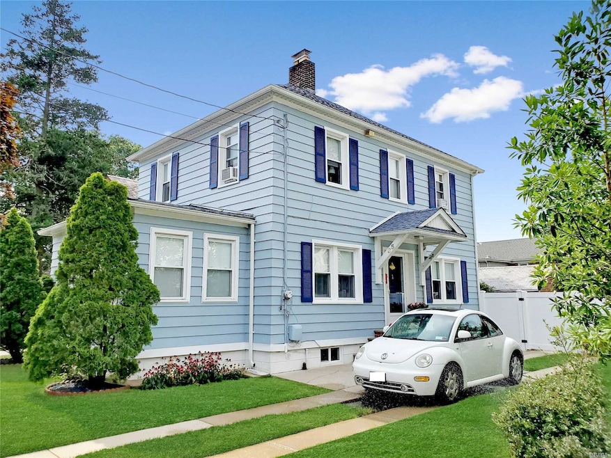 35 Beatrice Ct, Hempstead, NY 11550 - photo 1