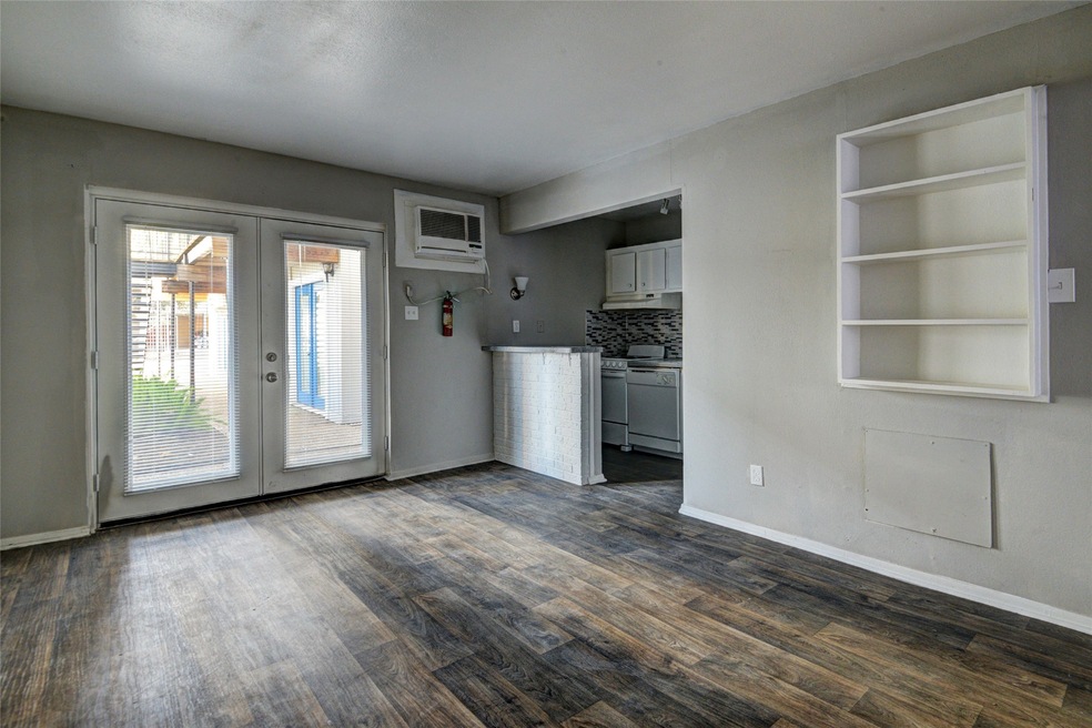 2322 Dunlavy St unit 3, Houston, TX 77006 - photo 1