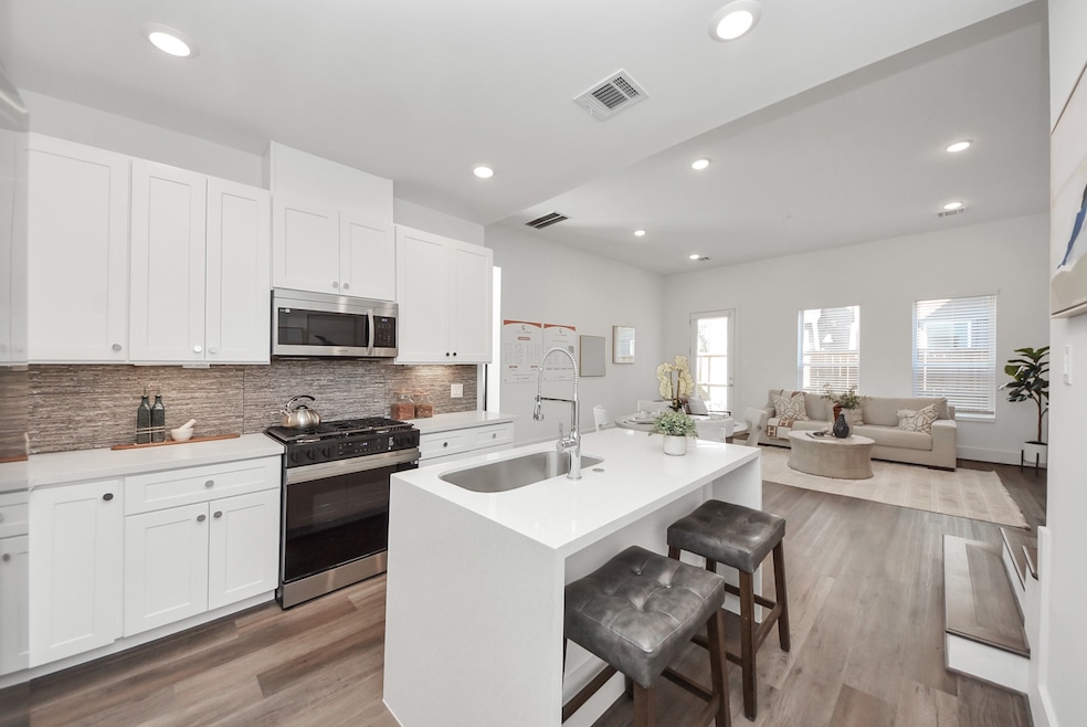 7504 Carver Rd unit D, Houston, TX 77088 - photo 1